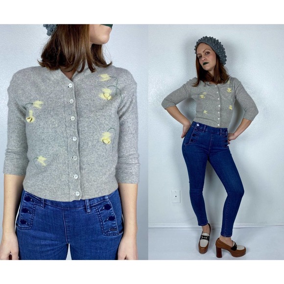 vintage 50s Light Grey CASHMERE 3D Yellow Flowers CARDIGAN Small sweater pinup - Picture 1 of 10